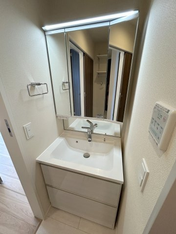 ソルサフィール井の頭の洗面所|★便利な3面鏡付き洗面台