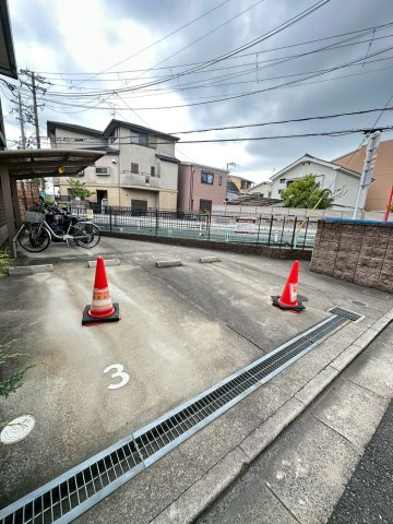 アウラ千里丘の駐車場