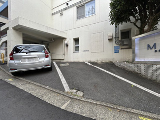 【駐車場】 | マンションの駐車場スペース。空きの有無や駐車料金、サイズ規定などについては、改めてお問い合わせください。～即日のご見学可能～　お問合せはお気軽にどうぞ。