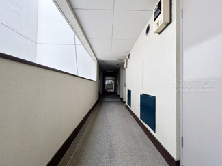【その他共用部分】 | 共用廊下です。ここもきれいに清掃されています。周囲のお部屋の様子も、ぜひ伺ってみてください。～即日のご見学可能～　お問合せはお気軽にどうぞ。