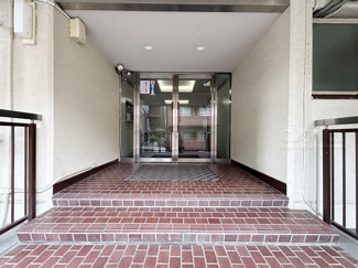 【エントランス】 | お客様を、そして住人を出迎えてくれるマンションのエントランス。ゴミが落ちていないことからも、管理状態の良さや住民の節度の高さが見て取れます。～即日のご見学可能～　お問合せはお気軽にどうぞ。