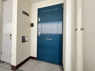 【その他共用部分】 | 皆様をお迎えする、お部屋の玄関ドア。開けやすさや開放角度、ドアノブの操作しやすさや鍵の形状などを、現地で一度ご確認ください。～即日のご見学可能～　お問合せはお気軽にどうぞ。