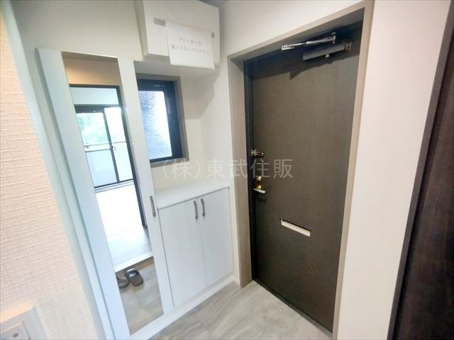 【玄関】 | ザ・ステイツ志木パークステージ | お出かけ前のチェックに便利なミラー付きです