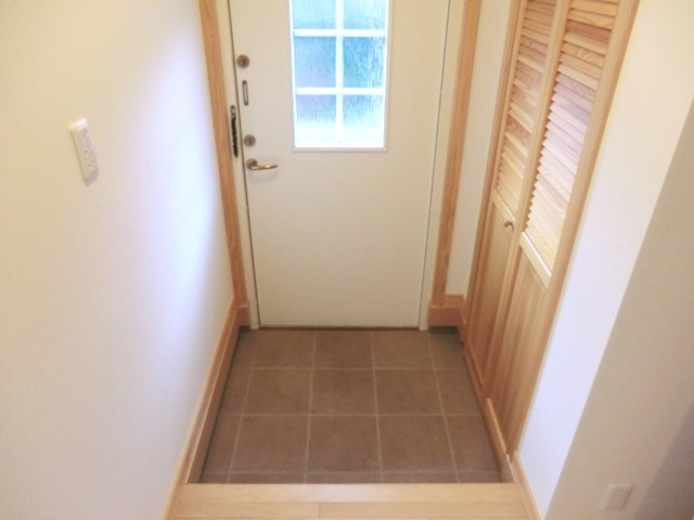 Swedish Maison元町の玄関|☆広めの玄関スペース・大型シューズボックス付きです。☆