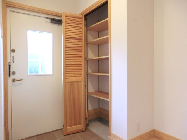 Swedish Maison元町の玄関|※別号室の参考写真です。