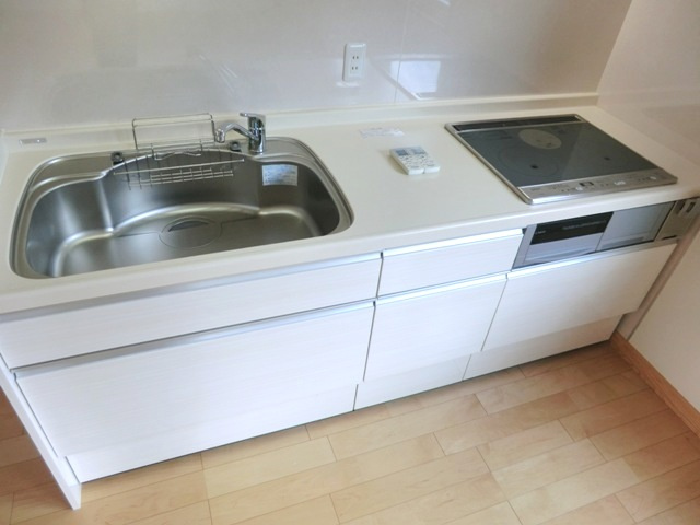 Swedish Maison元町のキッチン|☆３口システムキッチン・魚焼きグリル付きです。☆