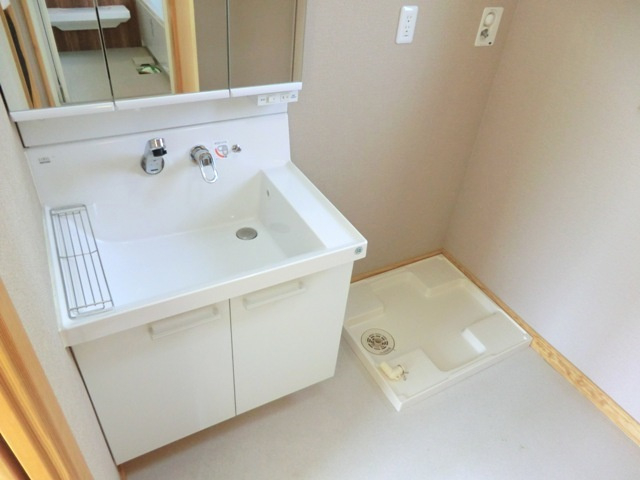 Swedish Maison元町の洗面所|☆３面鏡付きシャワー水栓型洗面台・室内洗濯機置場あり。☆