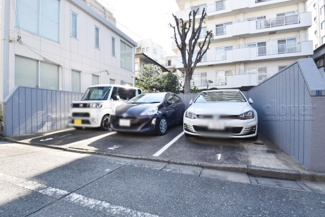 【駐車場】 | マンションの駐車場スペース。空きの有無や駐車料金、サイズ規定などについては、改めてお問い合わせください。～即日のご見学可能～　お問合せはお気軽にどうぞ。
