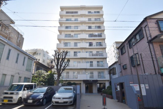 【外観】 | 青空によく映える建物です。手入れの行き届いた外壁やマンション正面エントランスなど、綺麗な姿をぜひ一度、現地にてご覧ください。～即日のご見学可能～　お問合せはお気軽にどうぞ。