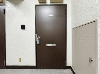 【その他共用部分】 | 皆様をお迎えする、お部屋の玄関ドア。開けやすさや開放角度、ドアノブの操作しやすさや鍵の形状などを、現地で一度ご確認ください。～即日のご見学可能～　お問合せはお気軽にどうぞ。