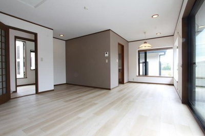 【居間・リビング】 | 藤沢市湘南台７丁目　中古戸建 | 使いやすいリビングです