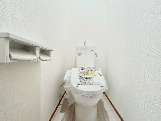 中野区鷺宮4丁目　新築戸建　残1棟のトイレ|明るく清潔感が溢れるトイレ。落ち着いた空間で安らぎのひとときをお過ごし頂けます。