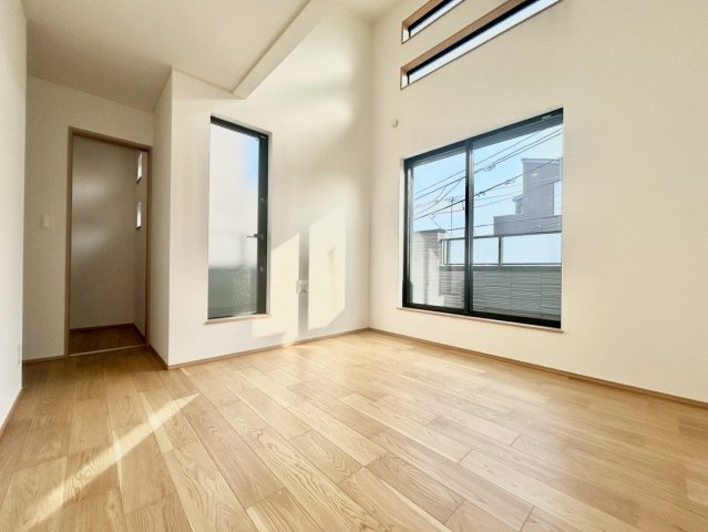 中野区鷺宮4丁目　新築戸建　残1棟の洋室|吹き抜けのある居室。窓から豊かな光が注ぐ、明るく開放的なお部屋が実現！