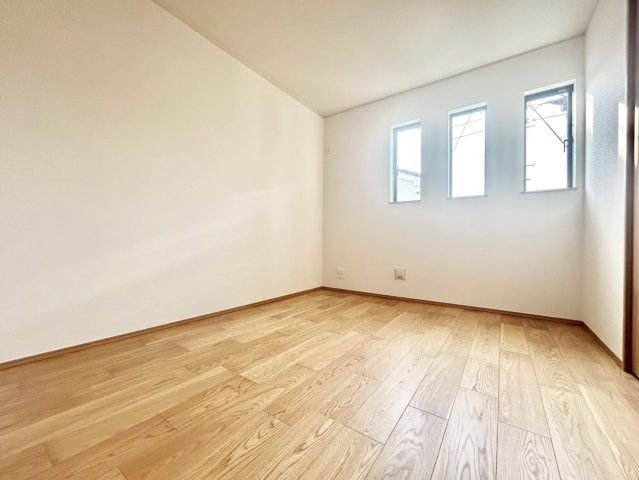 中野区鷺宮4丁目　新築戸建　残1棟の洋室|自分だけのプライベート空間。明るく温もりを感じることができる居室です。