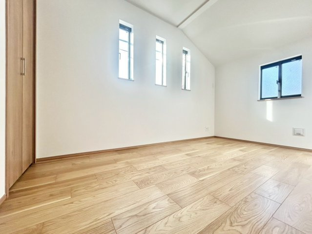 中野区鷺宮4丁目　新築戸建　残1棟の洋室|明るい日差しが降り注ぐ心地よい室内は、日々の暮らしに安らぎを与えてくれます。