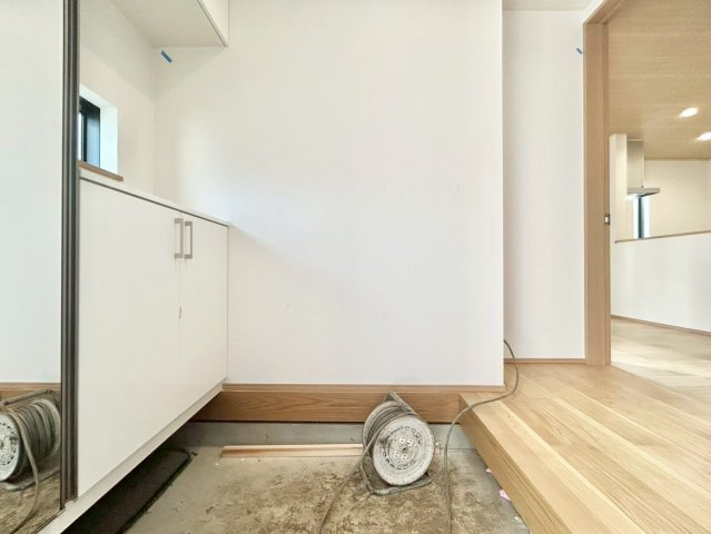 中野区鷺宮4丁目　新築戸建　残1棟の玄関|お出かけ前の身だしなみチェックに役立つ鏡と収納完備の玄関です。