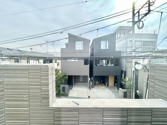 中野区鷺宮4丁目　新築戸建　残1棟のバルコニー|陽当り良好の南向きバルコニーで、お洗濯物干しもはかどります。

ご内見希望・資料請求などお気軽にお問い合わせ下さい！
03-5990-5201