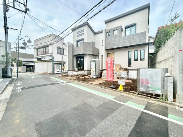 中野区鷺宮4丁目　新築戸建　残1棟の前面道路含む現地写真|カースペースもしっかり確保。車での移動が欠かせないファミリーにも嬉しいプランです。

ご内見希望・資料請求などお気軽にお問い合わせ下さい！
03-5990-5201