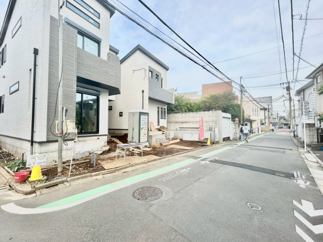 中野区鷺宮4丁目　新築戸建　残1棟の前面道路含む現地写真|良好な住環境が守られてきた、第一種低層住居専用地域の住宅街です。

ご内見希望・資料請求などお気軽にお問い合わせ下さい！
03-5990-5201