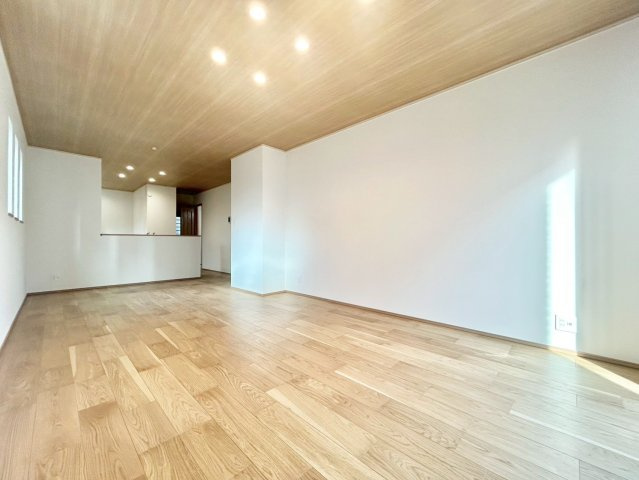 中野区鷺宮4丁目　新築戸建　残1棟の居間・リビング|20帖超の広いリビングはご家族のだんらんはもちろん、お子様のリビング学習にもぴったり。