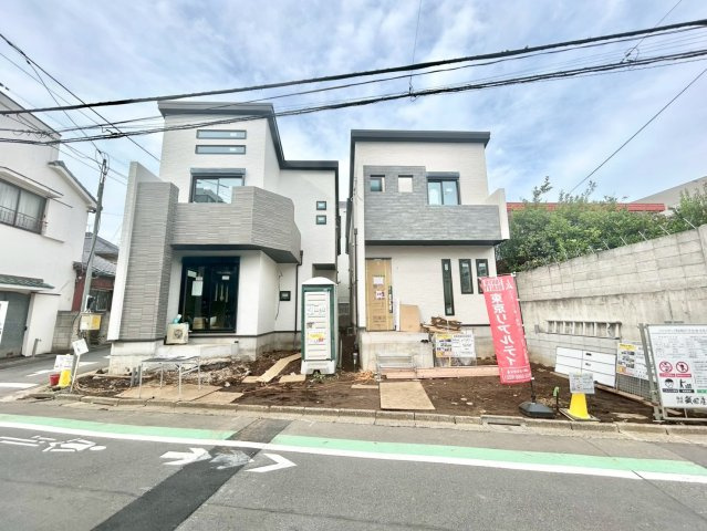 中野区鷺宮4丁目　新築戸建　残1棟の外観|ツートンカラーのスタイリッシュな外観は堂々とした佇まい。

ご内見希望・資料請求などお気軽にお問い合わせ下さい！
03-5990-5201