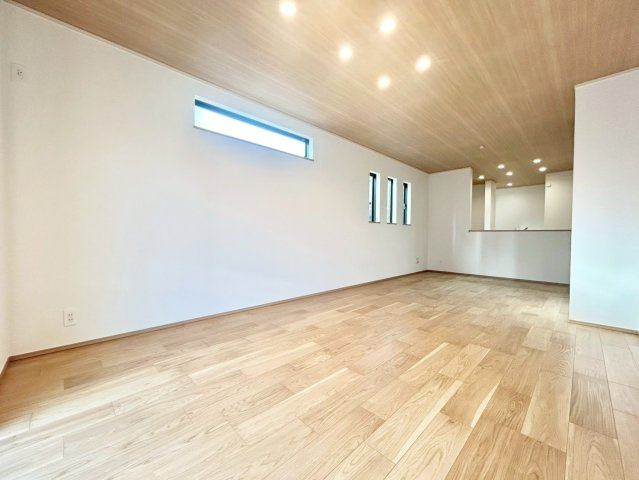 中野区鷺宮4丁目　新築戸建　残1棟の居間・リビング|広々としたLDKは床暖房を完備！家族の憩いの空間になりますね。