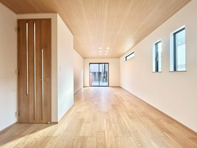 中野区鷺宮4丁目　新築戸建　残1棟の居間・リビング|南向きの窓から、お日様の光をたっぷり取りこめるリビングでゆったりと過ごせます。