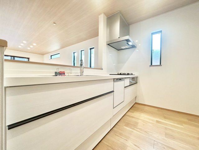 中野区鷺宮4丁目　新築戸建　残1棟のキッチン|お料理をしながらご家族の様子を見渡せる対面式キッチン。ビルトイン食洗機付きで家事の負担を軽減します。