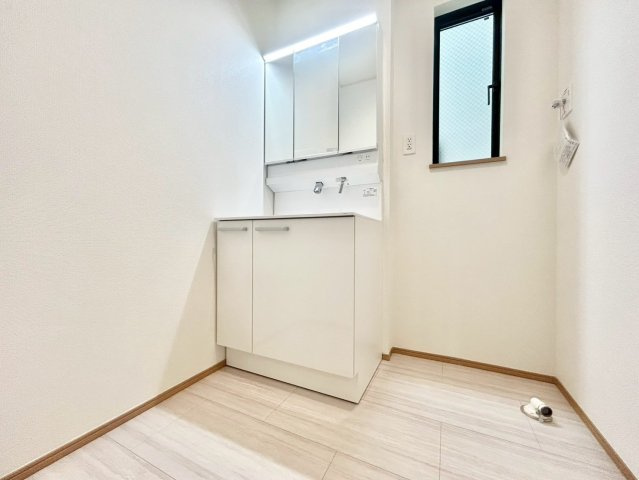 中野区鷺宮4丁目　新築戸建　残1棟の独立洗面台|白を基調にした飽きのこない空間は、質感豊かな仕上がり。