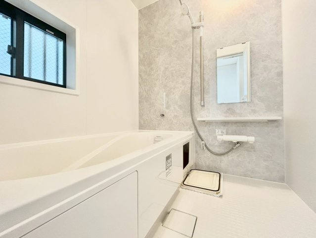 中野区鷺宮4丁目　新築戸建　残1棟の浴室|追い焚き機能付きのため、帰りが遅くなった日にも温かい湯船に浸かって疲れを癒すことができます。