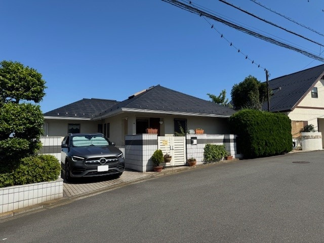 青葉区榎が丘戸建の外観|高台にあり、東側は眺望がよく開放感があります。