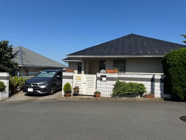 青葉区榎が丘戸建の外観|東急田園都市線青葉台駅から徒歩15分。東急電鉄旧分譲地の住みよい閑静な住宅地内にあります。前面道路幅員が約6.5mとゆとりがあり車庫入れも安心です。