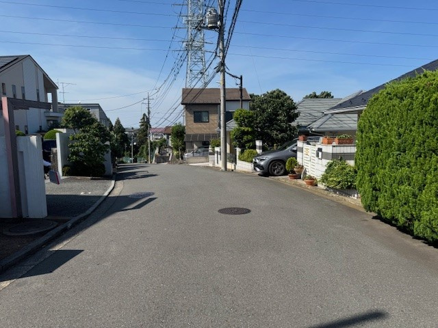 青葉区榎が丘戸建の前面道路含む現地写真|旧分譲地の整った街並みの住宅街です。