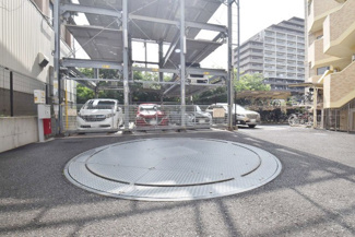 【駐車場】 | マンションの駐車場スペース。空きの有無や駐車料金、サイズ規定などについては、改めてお問い合わせください。～即日のご見学可能～　お問合せはお気軽にどうぞ。