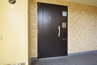 【その他共用部分】 | ダブルロック式の玄関ドアが皆様をお出迎え。お部屋のセキュリティの観点からも、うれしい設備ですね。玄関の色もシックで良い感じです。～即日のご見学可能～　お問合せはお気軽にどうぞ。