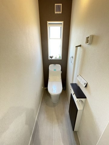 中古戸建　太田市新野町　タマホーム施工・太陽光パネル+蓄電池搭載のトイレ|おしゃれなアクセントクロスが魅力的♪手すりや収納など嬉しい設備つき！