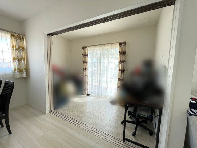 中古戸建　太田市新野町　タマホーム施工・太陽光パネル+蓄電池搭載の洋室|リビング隣の洋室！サンルームのような温かさのある陽当たり良好なお部屋になります！