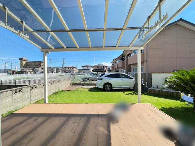 中古戸建　太田市新野町　タマホーム施工・太陽光パネル+蓄電池搭載の設備|屋根付きウッドデッキは洗濯物干しもできちゃいます♪夏は庭でBBQなども楽しめそうですね♪