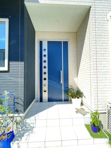 中古戸建　太田市新野町　タマホーム施工・太陽光パネル+蓄電池搭載の玄関|ポーチ付きの玄関は雨などを避けて傘がさせたり玄関灯で手元・足元を照らしてくれるので安心♪