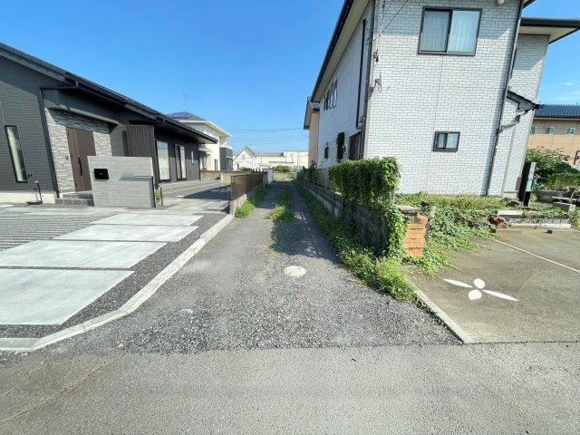 中古戸建　太田市新野町　タマホーム施工・太陽光パネル+蓄電池搭載の前面道路含む現地写真|未舗装ですが安心して生活できる旗竿地です！