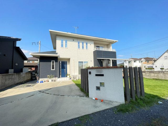 中古戸建　太田市新野町　タマホーム施工・太陽光パネル+蓄電池搭載の外観|友人や親戚を気軽に呼べる駐車スペース♪