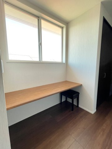 中古戸建　太田市新野町　タマホーム施工・太陽光パネル+蓄電池搭載の設備|勉強や読書スペースとしても使えるカウンター！家族のぬくもりがふんわりと伝わってくる心地よさと安心感♪