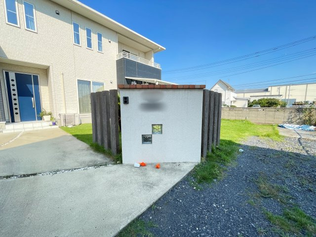 中古戸建　太田市新野町　タマホーム施工・太陽光パネル+蓄電池搭載の玄関|カメラ付きインターホンで室内から来訪者を確認！ドアを開けずに確認できるので安心ですね♪