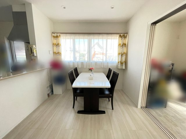 中古戸建　太田市新野町　タマホーム施工・太陽光パネル+蓄電池搭載の居間・リビング|ダイニングスペースは対面キッチンになっているので配膳片付けの動線が短く楽々♪
