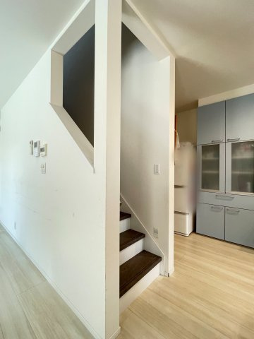 中古戸建　太田市新野町　タマホーム施工・太陽光パネル+蓄電池搭載の設備|おはようやおかえりの挨拶が日常になるリビング階段は家族のコミュニケーションをつなぐ架け橋♪