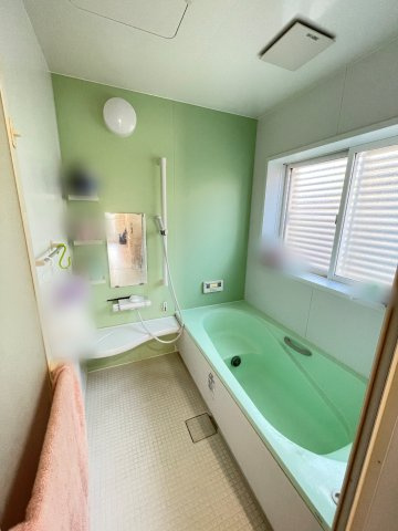 中古戸建　太田市新野町　タマホーム施工・太陽光パネル+蓄電池搭載の浴室|窓付きの浴室は明るくベンチ式バスタブで半身浴も楽しめます！