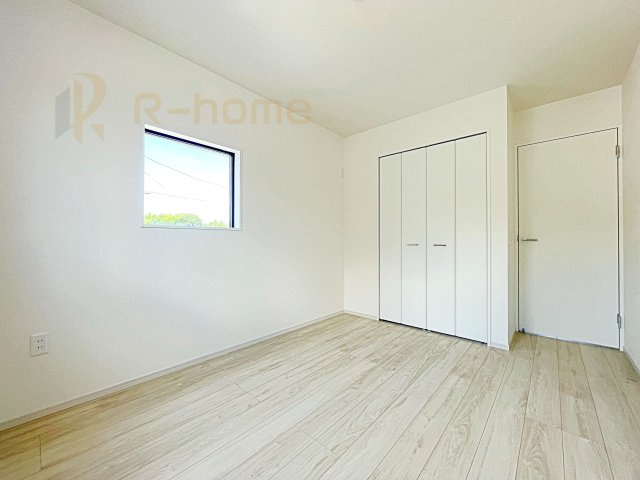 笠間市南友部1期　新築戸建て　1号棟の洋室|どんな部屋家具も合わせやすいシンプルな洋室！
たっぷりの日差しと心地よい風が舞い込む住まい♪