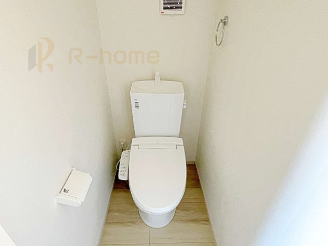 笠間市南友部1期　新築戸建て　1号棟のトイレ|温水洗浄便座付きのトイレ。
トイレが２ヵ所設置で朝の忙しい時間でも安心です。