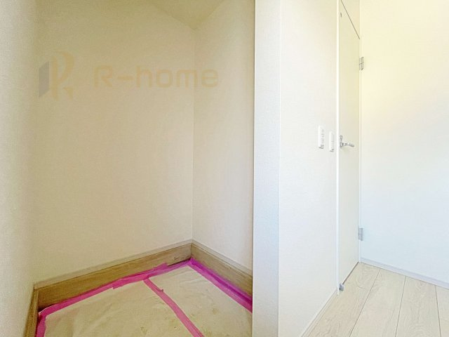 笠間市南友部1期　新築戸建て　1号棟の玄関|ベビーカーなどもスッキリ収納できる土間収納付き！