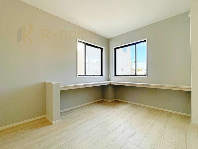 笠間市南友部1期　新築戸建て　1号棟の居間・リビング|アクセントクロスがお洒落なくつろぎ空間！使い勝手の良いカフェカウンター付き♪